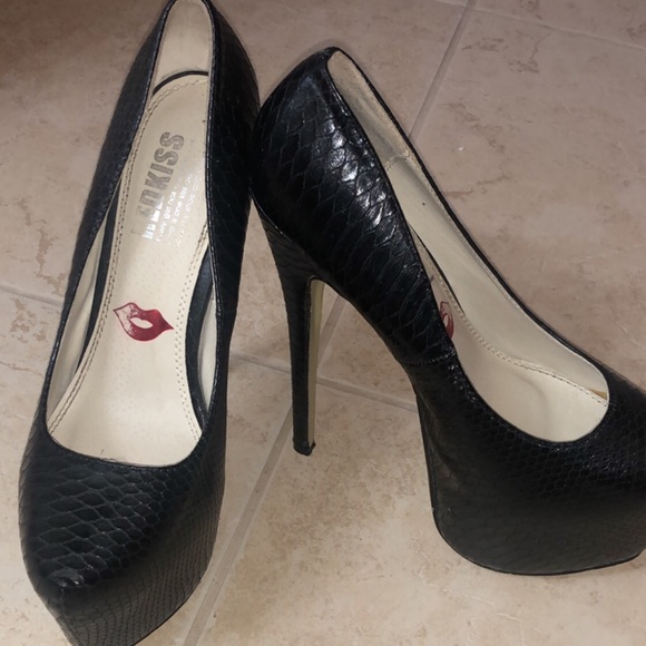Black platform heels - Picture 1 of 2